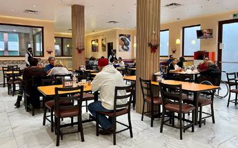 Cafetería con robot mesero en Monterrey | Especial