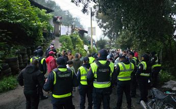 Autoridades trabajan para determinar posible reubicación de 8 viviendas tras desgaje de cerro en Amecameca | Juan Camacho