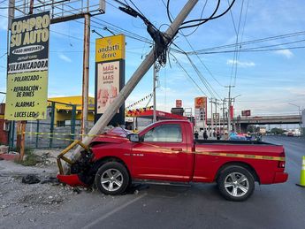 El accidente dejó prácticamente colapsado el poste. | Pedro Delgado
