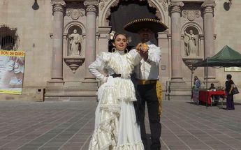 Cecilia Ramos y Bastián Villar al exterior de la Parroquia de la Santa Mónica, La Barca / Cecilia Ramos