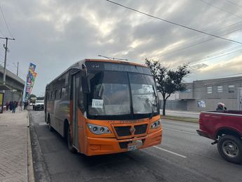 Camión de la Ruta 2 con un letrero hechizo que anuncia el aumento de tarifa. | Víctor González