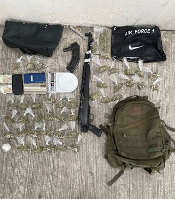 Parte de las drogas y armas incautadas. | Cortesía