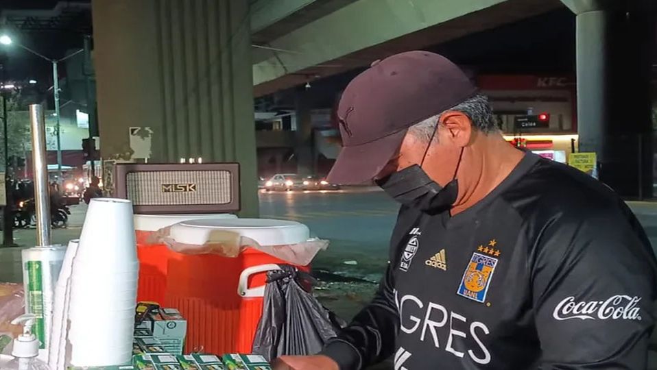 Papá lleva 20 años vendiendo pan y café en Monterrey para mantener a su familia