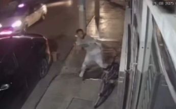 Imagen del hombre cuando estaba a punto de romper el aparador con su mano. | Cortesía