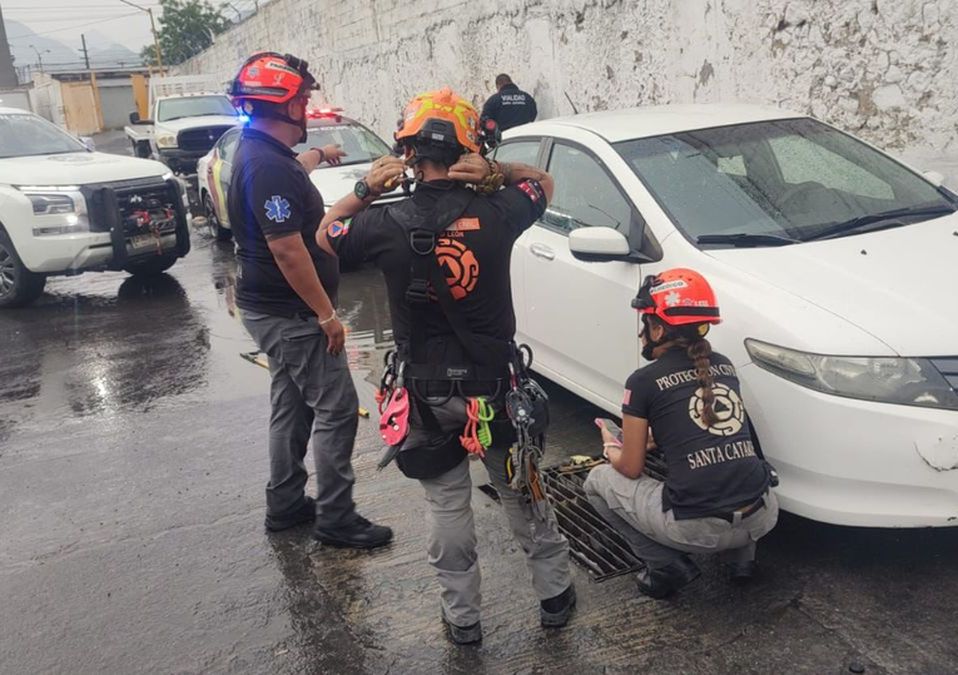 Mujer queda atrapada en drenaje tras ser arrastrada por la corriente y es rescatada por Protección Civil en Santa Catarina.| Especial