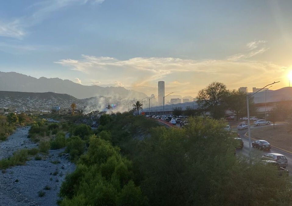 Nuevo incendio en el lecho seco del río Santa Catarina en NL. / Édgar Plata