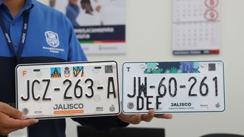 Se espera que a partir del 2026 los vehículos en Jalisco circulen con solo dos diseños de placas. | Imagen: Gemini IA