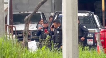 Policías de Zapopan solicitaron apoyo de una ambulancia de la Cruz Verde para corroborar la muerte del hombre