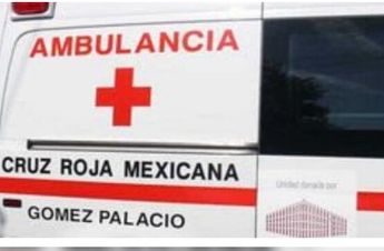 La ambulancia de la Cruz Roja Mexicana de Torreón llegó al lugar del accidente para atender a las heridas.