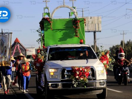 Peregrinos de Tepeaca caminando en la autopista México-Puebla hacia la Basílica de Guadalupe en la CdMx | Melanie Torres