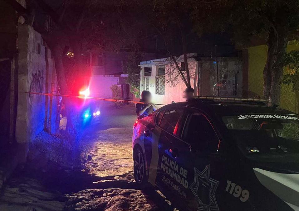 De acuerdo con testigos, sujetos armados dispararon varias veces contras las víctimas en Santa Catarina. | Susana Paredes