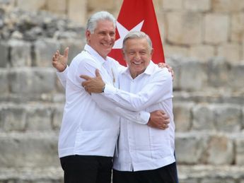 Díaz-Canel y López Obrador abrazándose durante un evento oficial en Campeche. | Ariel Ojeda