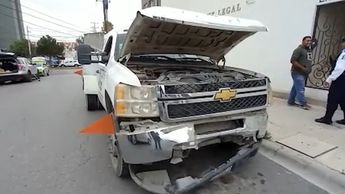 El chofer de la pipa no alcanzó a frenar, por lo que terminó por impactar de lleno y por alcance a una camioneta Chevrolet Silverado.