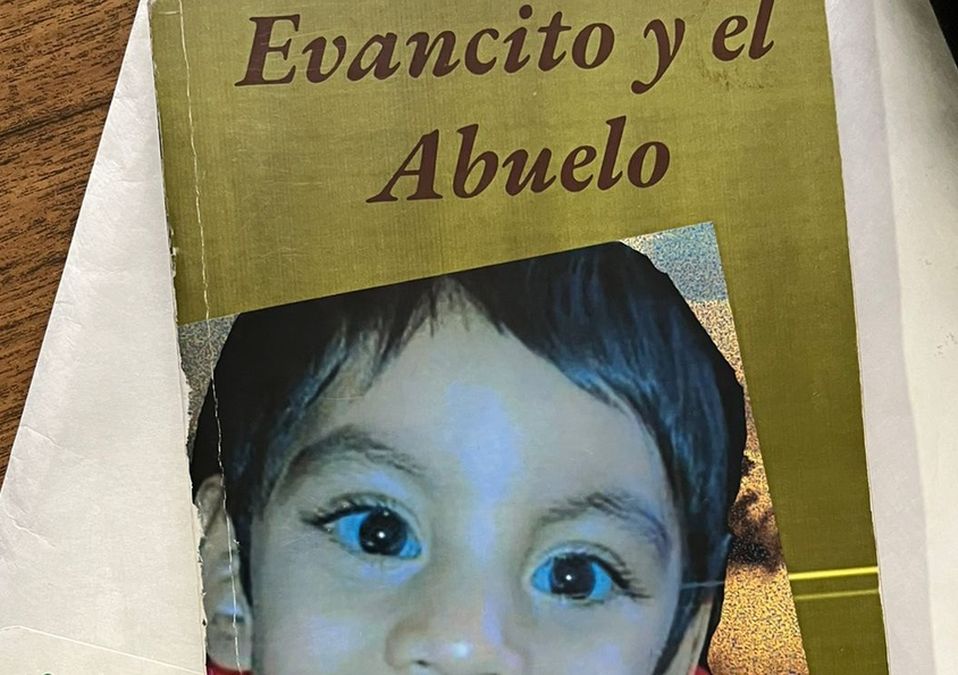 Abuelito escribe libro para su nieto con discapacidad.