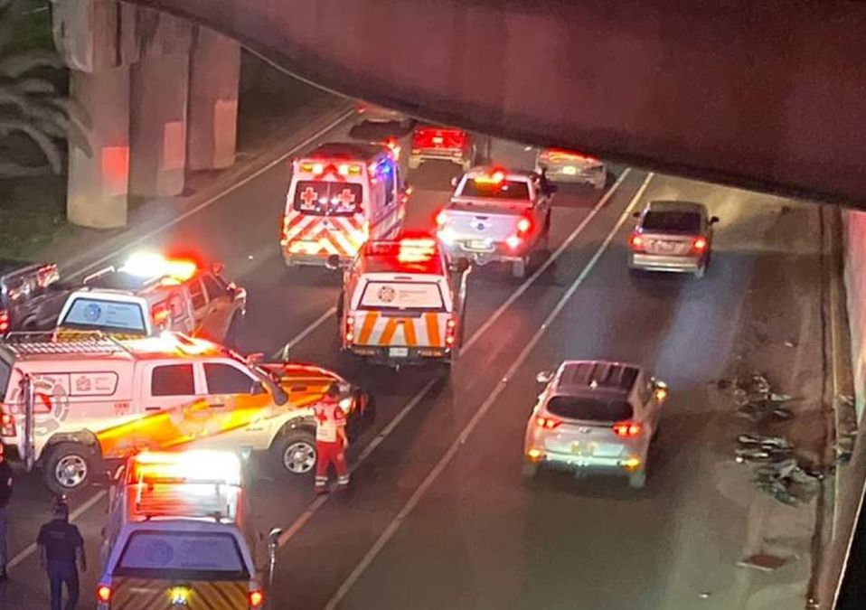 Un motociclista derrapó y cayó de un puente para luego fallecer en Monterrey. | Miranda Arias
