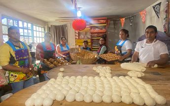 Cada año, la familia Carvajal recibe varios pedidos de de pan de muerto para las ofrendas poblanas / Leslie Mora