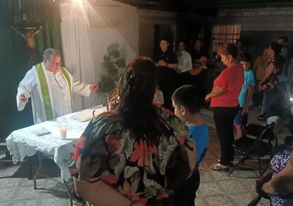 Misa en memoria de minero atrapado en El Pinabete, en Sabinas. | Fabricio Gallegos