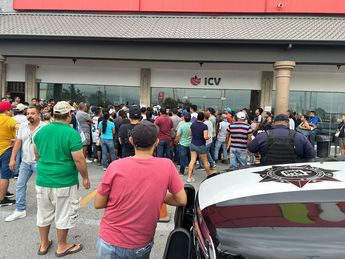 La Policía de Guadalupe se hizo presente ante el caos que surgió a las afueras de las oficinas. | Pedro Delgado