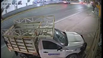 Captan momento exacto en el que camioneta arrolla a motociclista en Torreón; joven murió