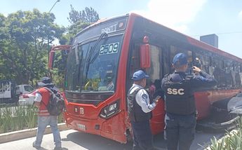 Choque entre unidad de Metrobús y vehículo particular deja dos heridos / Enrique Luna