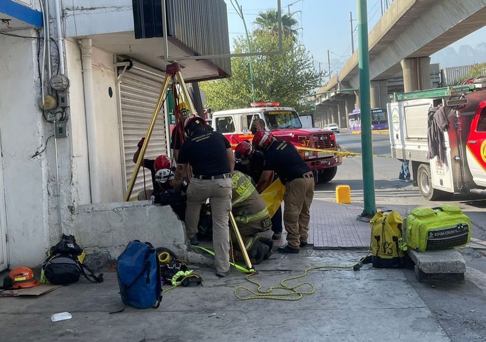 Hombre lesionado tras caer a registro sin tapa en Monterrey. / Monserrat Contreras