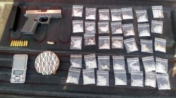 Envoltorios con droga y arma corta con municiones. | Cortesía
