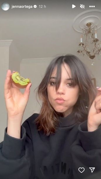 Jenna Ortega comparte historia comiendo un kiwi.