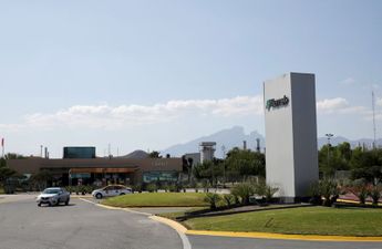 Nemak mantiene aproximadamente mil 800 millones en deuda total. | Reuters
