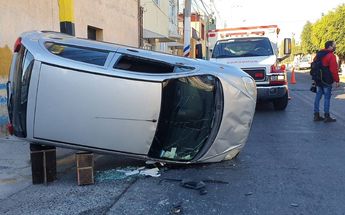 Los tripulantes del auto volcado desistieron la atención médica | Juan Carlos Munguía