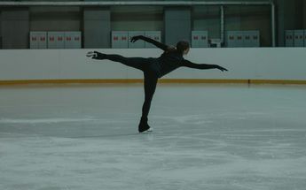 Para patinar sobre hielo, el primer requisito es tener un suelo plano, firme y nivelado | Pexels