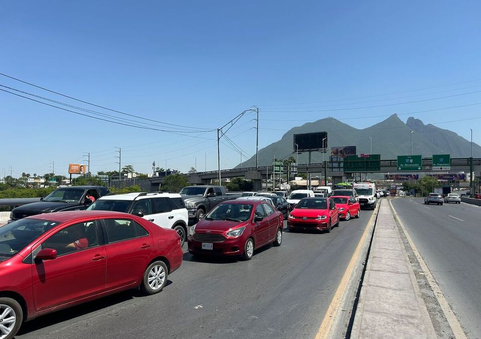 Tráfico en avenida Revolución / Pedro Delgado