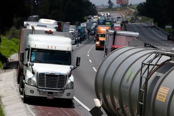 Vehículos de carga lucen varados durante un cierre de la autopista México-Puebla en 2024 / Agencia Cuartoscruo