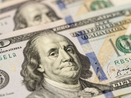 El precio del dólar repercute directamente al valor de las remesas en México. | Magnific