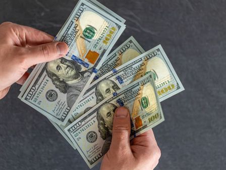 El peso mexicano sigue cayendo frente al dólar los últimos días de septiembre.
