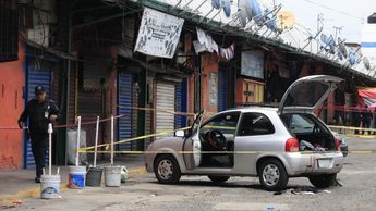 Un vehículo con prendas de ropa ensangrentadas quedó bajo resguardo tras la balacera en el Mercado Morelos / Andrés Lobato