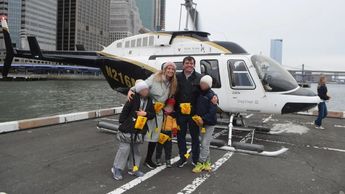 Imagen de la familia poco antes de abordar al helicóptero / Especial