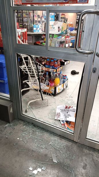 El hombre presuntamente dañó la tienda de conveniencia. | Cortesía
