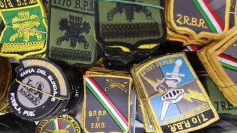 En Puebla la venta de escudos militares no tiene restrcción / Andrés Lobato