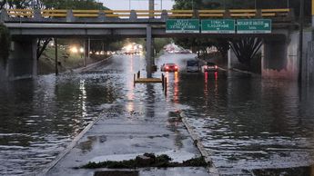 Inundación en Av. Lázaro Cárdenas y Mariano Otero / Juan Carlos Munguía