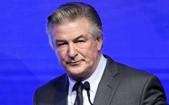 Alec Baldwin: jueza analiza si supervisora de armas testificará