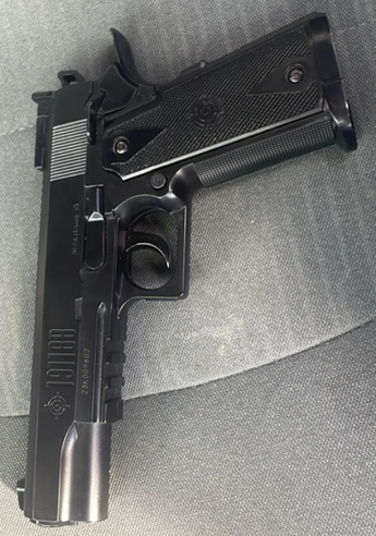 Arma decomisada al guardia de seguridad detenido. | Cortesía