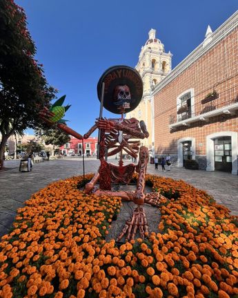El zócalo de Atlixco también luce un monumento como parte del Valle de Catrinas 2024 / Cortesía