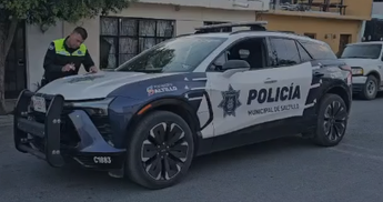 Elementos de la Policía Municipal aseguraron al conductor, quien presuntamente presentaba aliento alcohólico. | Jesús Villegas