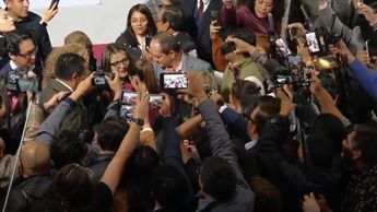 Reporteros felicitan a Claudia Sheinbaum por su cumpleaños