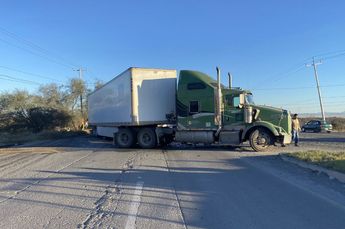 El tráiler quedó atravesado sobre la carretera e inmpidió el tránsito hacia Monterrey. | Pamela Villanueva