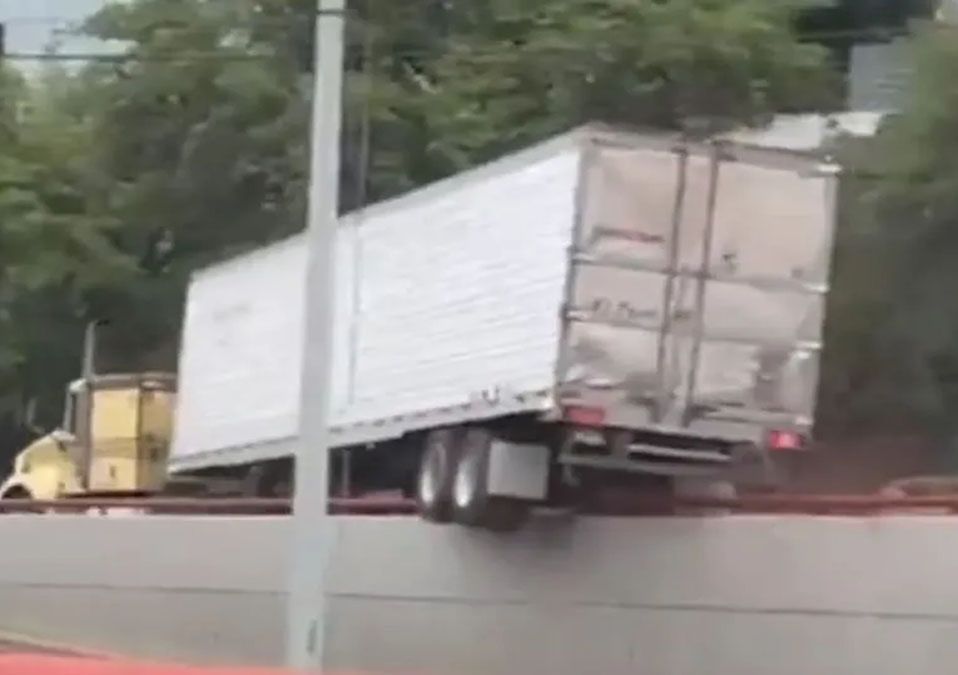 Graban a tráiler manejando con ruedas traseras sobre barandal en San Pedro: ¡De película!