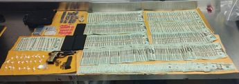 Además de la droga, también se les encontraron armas y dinero en efectivo. | Cortesía