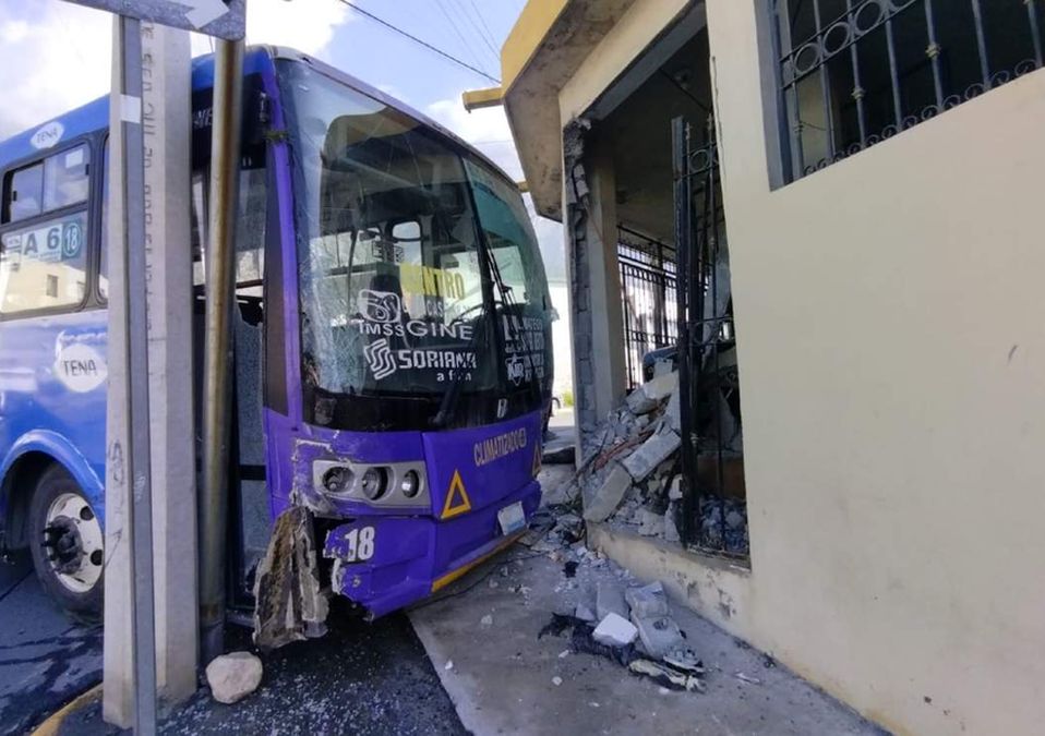 El camión de una ruta urbana se impactó contra una casa en Santa Catarina. | Sandra González
