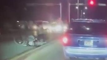VIDEO. Motociclista es arrollado por conductora qué se pasó un alto en Torreón