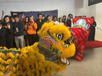 También hubo muestras gastronómicas y pruebas de vestimentas propias de China. | Telediario Especial